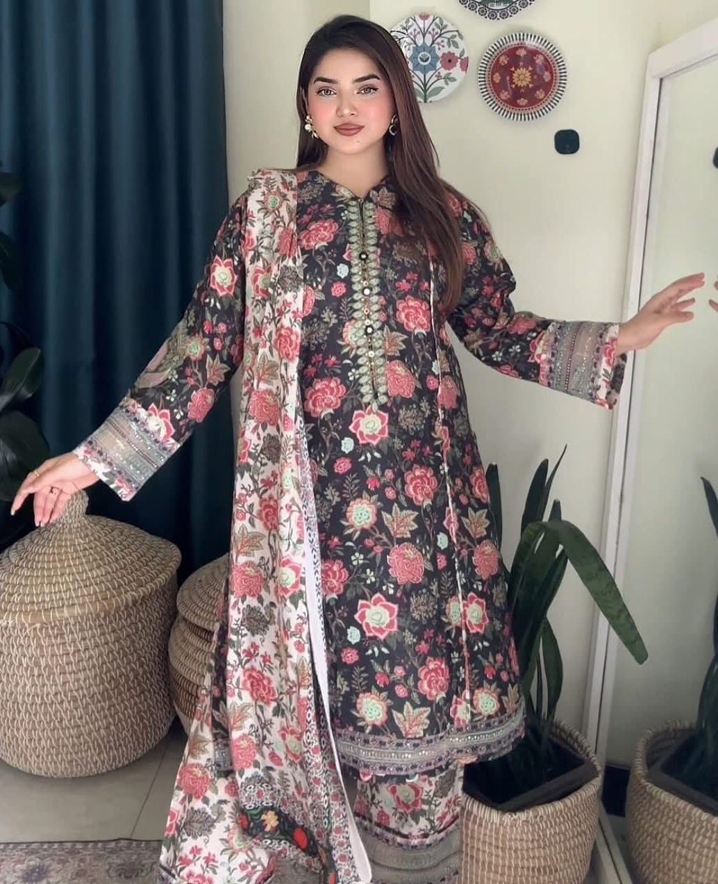 ব্ল্যাক ফ্লোরা সফট কটন ফেব্রিক থ্রি-পিস - Image 3