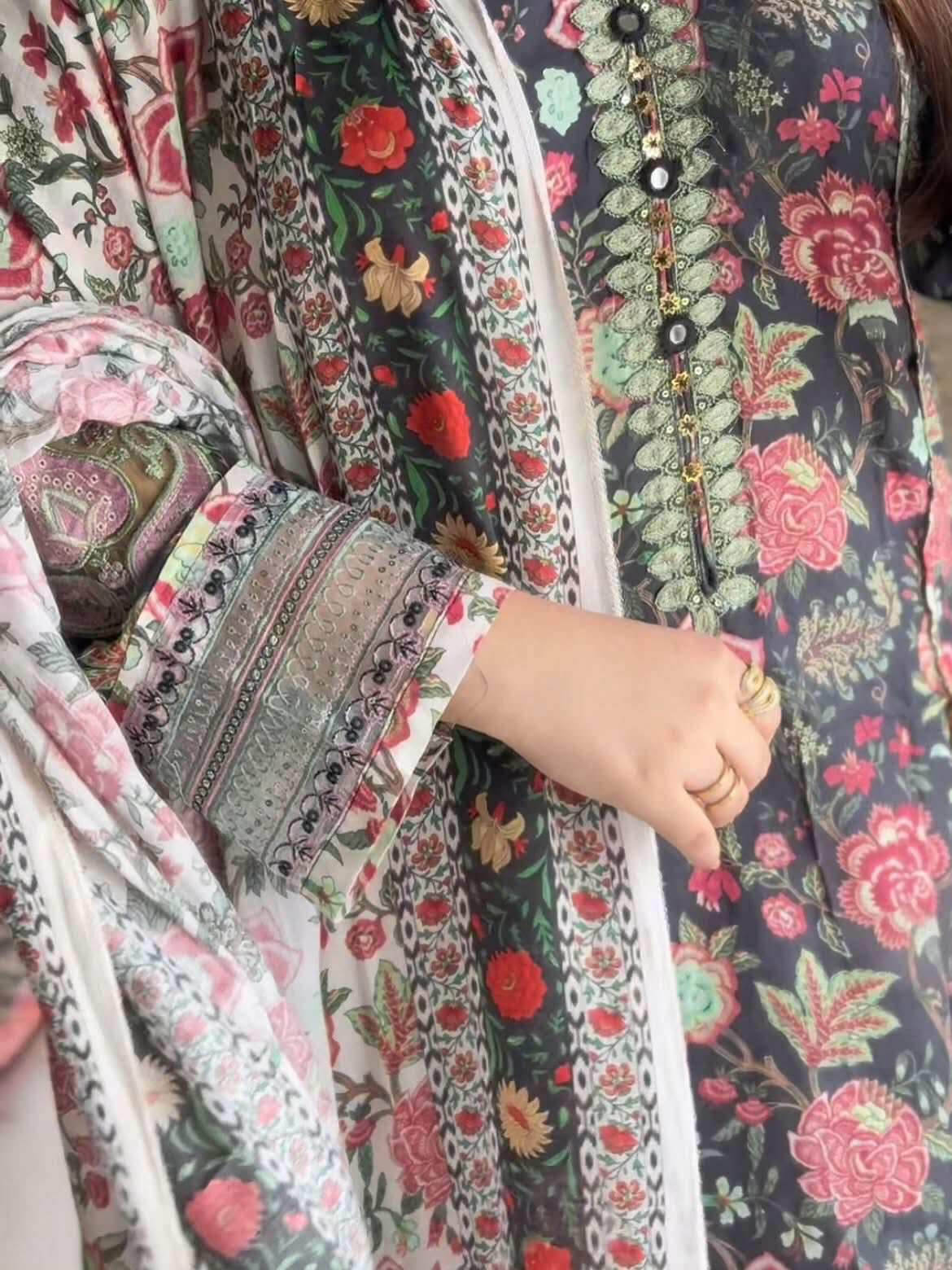 ব্ল্যাক ফ্লোরা সফট কটন ফেব্রিক থ্রি-পিস - Image 4